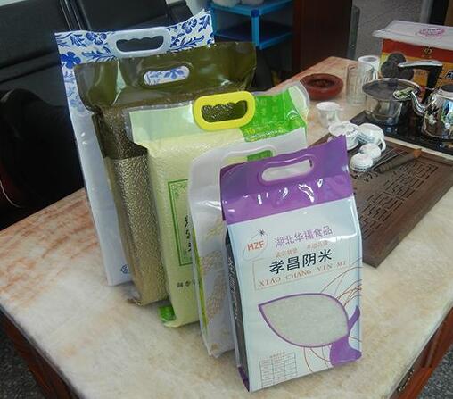 A design a zacskó rizs kell összpontosítania a márka koncepció és színes elhe...